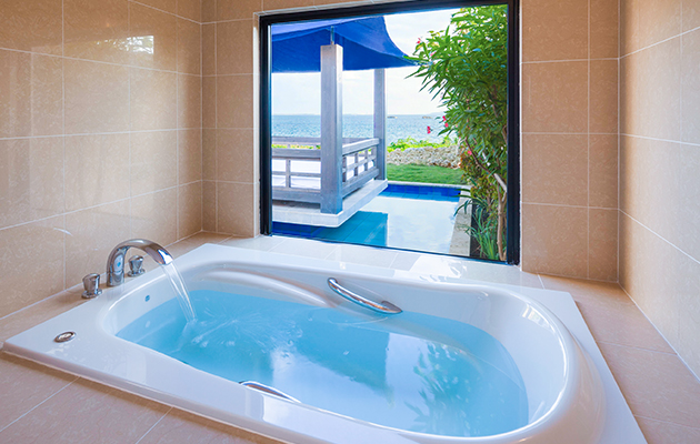 バスルームからもコバルトブルーに輝く伊良部島の海を眺めることができます。